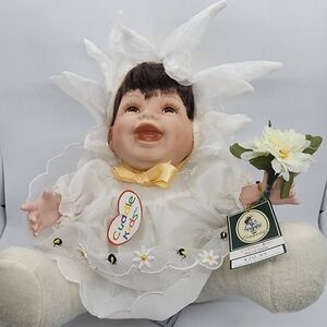Geppeddo's Cuddle Kids Darcie Daisy Baby Doll Porcelain Face Hands 9" 2002 Plush